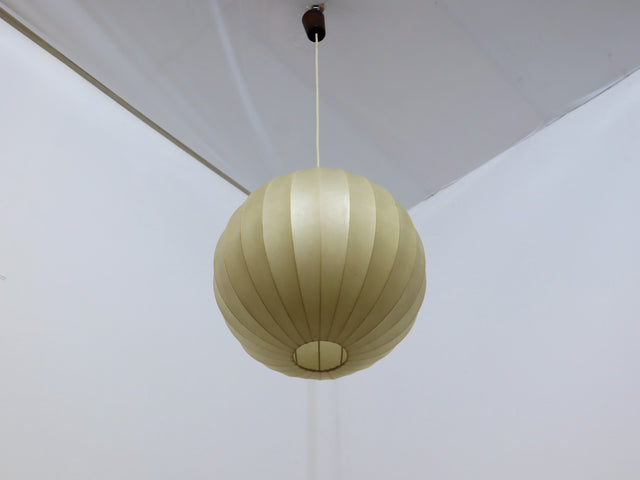 1970s Italian Cocoon globe pendant lamp with teak wood details. Lampadario Cocoon anni 70. Suspension vintage Italienische Kugellampe.