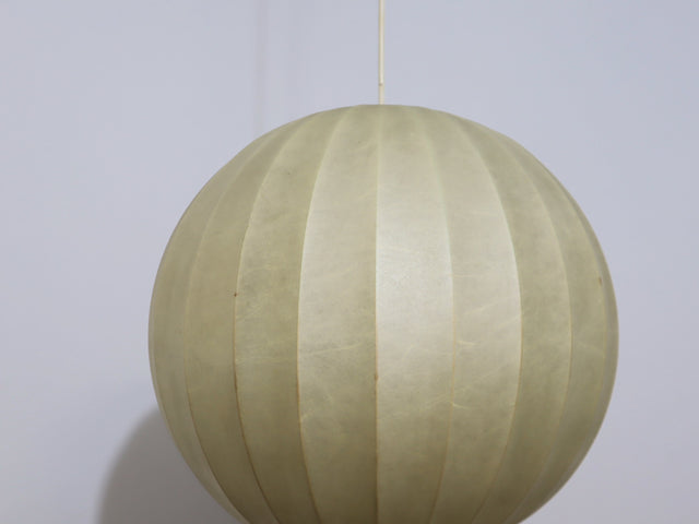 1970s Italian Cocoon globe pendant lamp with teak wood details. Lampadario Cocoon anni 70. Suspension vintage Italienische Kugellampe.