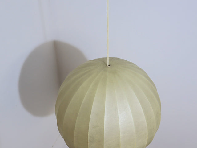 1970s Italian Cocoon globe pendant lamp with teak wood details. Lampadario Cocoon anni 70. Suspension vintage Italienische Kugellampe.
