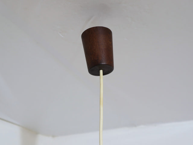 1970s Italian Cocoon globe pendant lamp with teak wood details. Lampadario Cocoon anni 70. Suspension vintage Italienische Kugellampe.