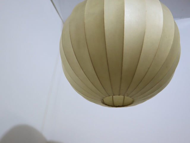 1970s Italian Cocoon globe pendant lamp with teak wood details. Lampadario Cocoon anni 70. Suspension vintage Italienische Kugellampe.