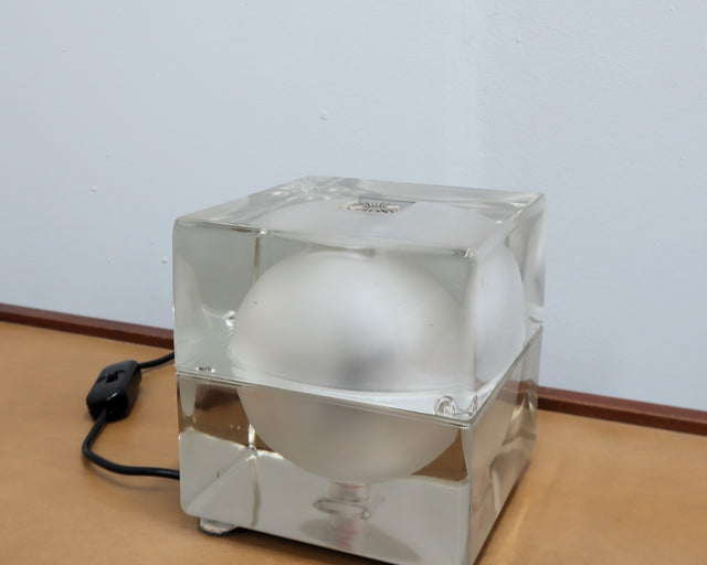 Cubosfera lamp by Alessandro Mendini for Fidenza Vetraria. Lampada vetro anni 60, 60er Glaskugel Lampe, lampe cube vintage, lámpara de mesa retro.