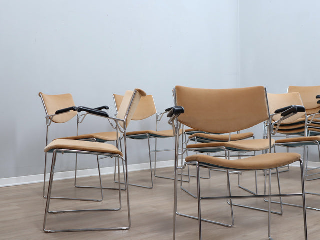 Set of 12 late 1970s Elam armchairs in chrome and new beige velvet. Set 12 sedie impilabili Elam. Chaises empilables design italien. Stapelbare Elam Stühle.
