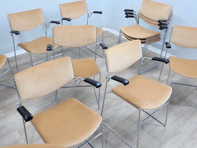 Detail of black lacquered solid wood armrest tip and new beige velvet on a late 70s Elam chair. Dettaglio bracciolo legno laccato e velluto. Détail accoudoir bois noir. Detail Armlehne Schwarz Holz