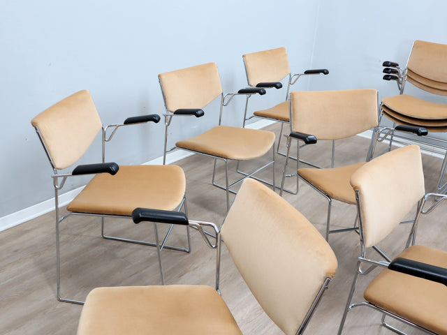 Detail of black lacquered solid wood armrest tip and new beige velvet on a late 70s Elam chair. Dettaglio bracciolo legno laccato e velluto. Détail accoudoir bois noir. Detail Armlehne Schwarz Holz