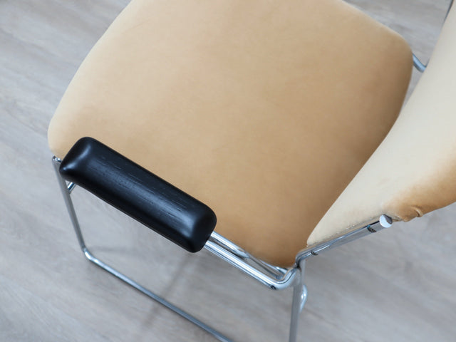 Detail of black lacquered solid wood armrest tip and new beige velvet on a late 70s Elam chair. Dettaglio bracciolo legno laccato e velluto. Détail accoudoir bois noir. Detail Armlehne Schwarz Holz