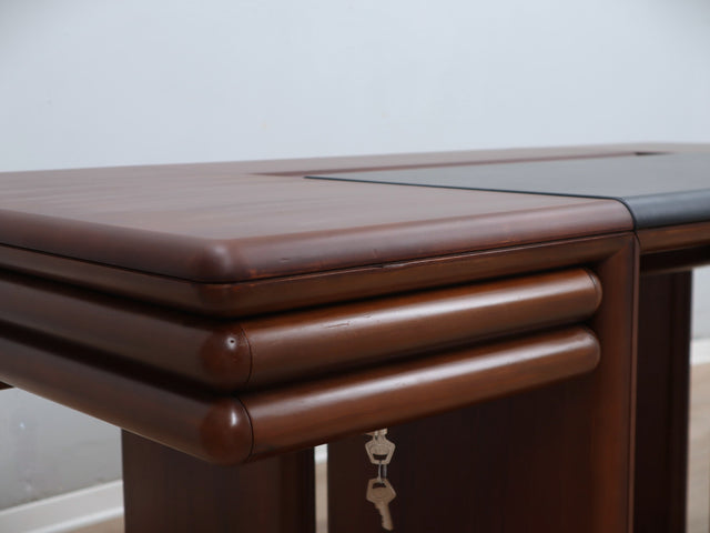 Scrivania Olivetti Synthesis by Sottsass: 80s Italian desk, minimal design with leather top, restauriert, oficina vintage, bureau de direction.