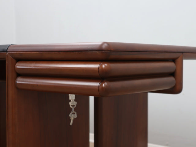 Scrivania Olivetti Synthesis by Sottsass: 80s Italian desk, minimal design with leather top, restauriert, oficina vintage, bureau de direction.