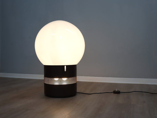 Gae Aulenti lámpara Artemide Mezzo Oracolo, opaline glazen tafellamp. Questa lámpara de diseño italiano vintage è una rare table lamp/luminaire de collection vintage