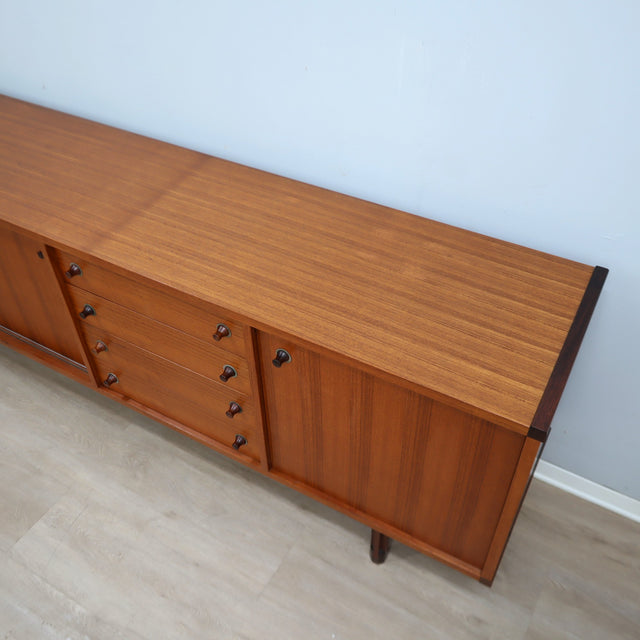 1960s George Coslin for 3V teak & rosewood sideboard. Enfilade en teck George Coslin 60s. George Coslin 3V Teak Palisander Sideboard 1960er.