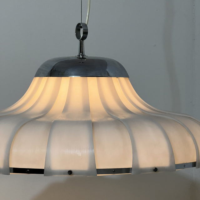 iGuzzini Meblo pendant lamp. Lampada a sospensione anni 60 acrilico e vetro. Suspension vintage space age. Mid-century modern chandelier.