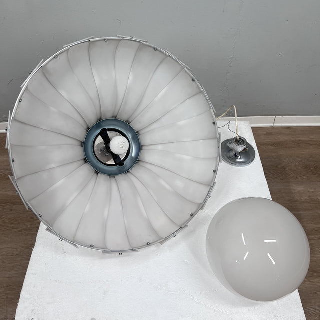 iGuzzini Meblo pendant lamp. Lampada a sospensione anni 60 acrilico e vetro. Suspension vintage space age. Mid-century modern chandelier.