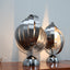 Paire de lampes de table spirales cinétiques Henri Mathieu des années 1970 en acier brossé et socle chromé allumées