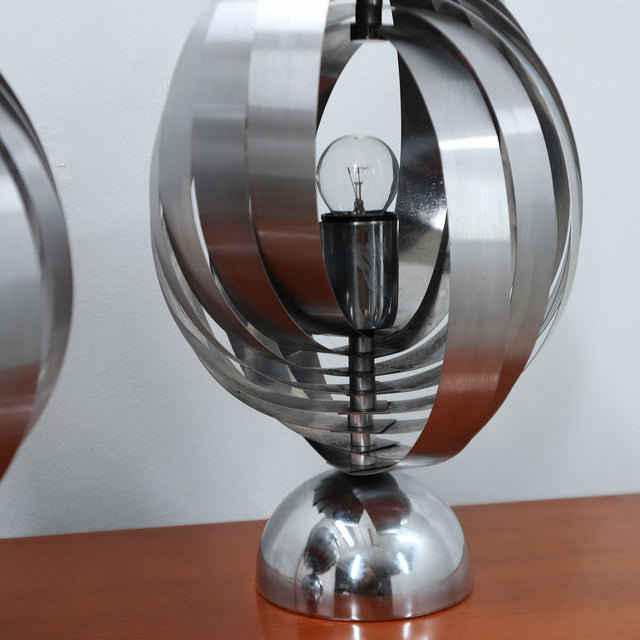 Paire de lampes de table spirales cinétiques Henri Mathieu des années 1970 en acier brossé et socle chromé allumées