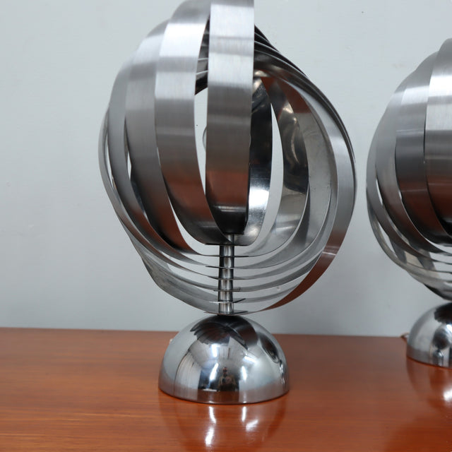 Paire de lampes de table spirales cinétiques Henri Mathieu des années 1970 en acier brossé et socle chromé allumées