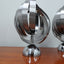 Paire de lampes de table spirales cinétiques Henri Mathieu des années 1970 en acier brossé et socle chromé allumées