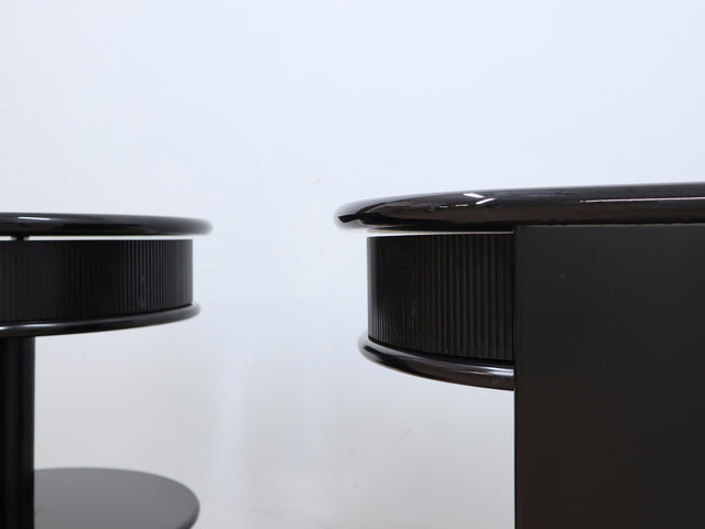 Pair of 1980s black lacquered nightstands with rotational ABS drawers. Nachttische Schwarz, mesitas negras, chevets noirs, comodini neri Takahama
