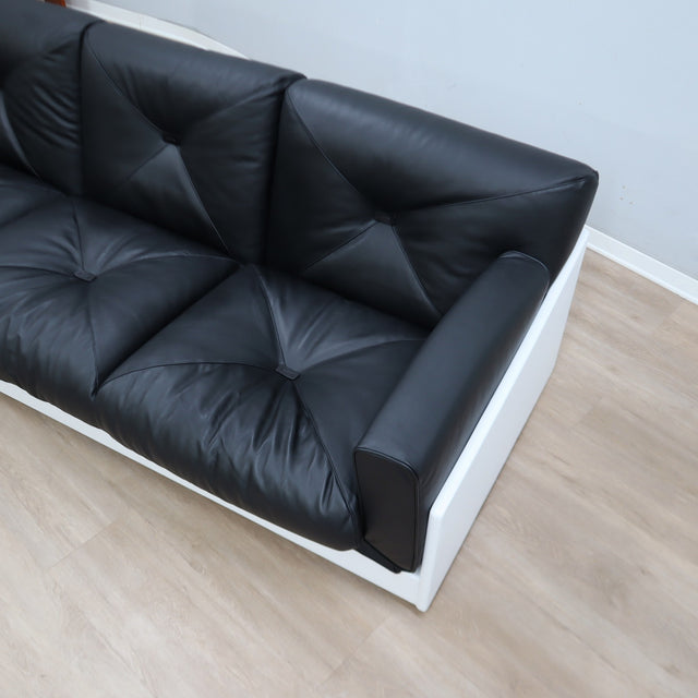 1965 Joe Colombo for Comfort "Golf Club 1002" black leather and white lacquered wood 3-seater sofa. Canapé 3 places "Golf Club 1002" en cuir noir et bois laqué blanc