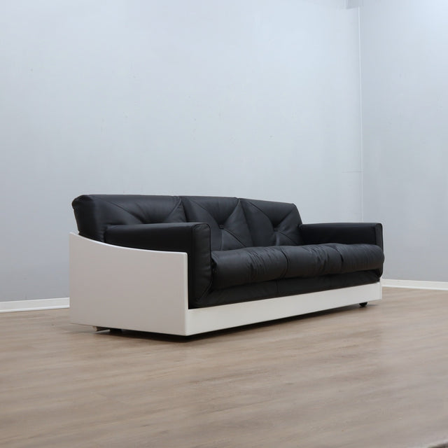 1965 Joe Colombo for Comfort "Golf Club 1002" black leather and white lacquered wood 3-seater sofa. Canapé 3 places "Golf Club 1002" en cuir noir et bois laqué blanc