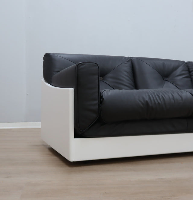 1965 Joe Colombo for Comfort "Golf Club 1002" black leather and white lacquered wood 3-seater sofa. Canapé 3 places "Golf Club 1002" en cuir noir et bois laqué blanc