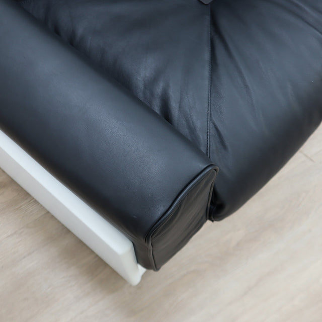 1965 Joe Colombo for Comfort "Golf Club 1002" black leather and white lacquered wood 3-seater sofa. Canapé 3 places "Golf Club 1002" en cuir noir et bois laqué blanc