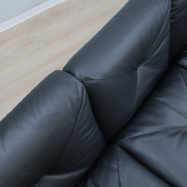 1965 Joe Colombo for Comfort "Golf Club 1002" black leather and white lacquered wood 3-seater sofa. Canapé 3 places "Golf Club 1002" en cuir noir et bois laqué blanc