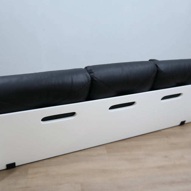 1965 Joe Colombo for Comfort "Golf Club 1002" black leather and white lacquered wood 3-seater sofa. Canapé 3 places "Golf Club 1002" en cuir noir et bois laqué blanc