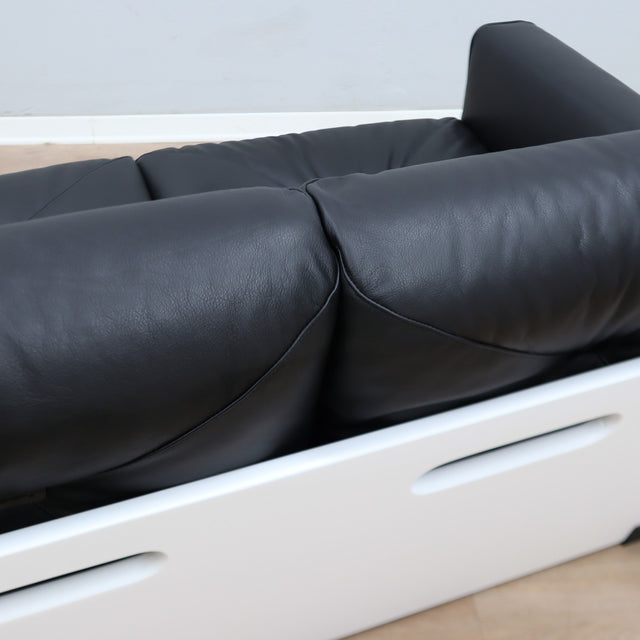 1965 Joe Colombo for Comfort "Golf Club 1002" black leather and white lacquered wood 3-seater sofa. Canapé 3 places "Golf Club 1002" en cuir noir et bois laqué blanc