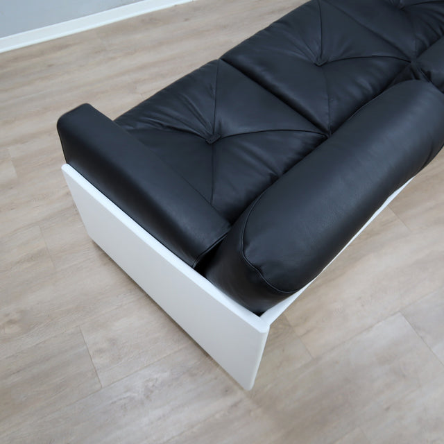 1965 Joe Colombo for Comfort "Golf Club 1002" black leather and white lacquered wood 3-seater sofa. Canapé 3 places "Golf Club 1002" en cuir noir et bois laqué blanc