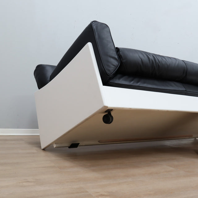 1965 Joe Colombo for Comfort "Golf Club 1002" black leather and white lacquered wood 3-seater sofa. Canapé 3 places "Golf Club 1002" en cuir noir et bois laqué blanc