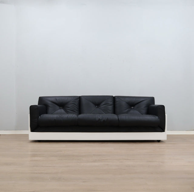 1965 Joe Colombo for Comfort "Golf Club 1002" black leather and white lacquered wood 3-seater sofa. Canapé 3 places "Golf Club 1002" en cuir noir et bois laqué blanc