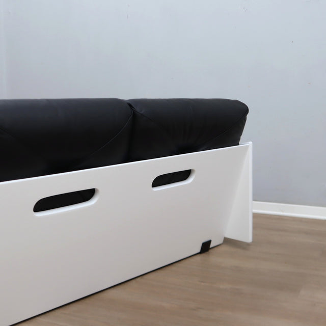 1965 Joe Colombo for Comfort "Golf Club 1002" black leather and white lacquered wood 3-seater sofa. Canapé 3 places "Golf Club 1002" en cuir noir et bois laqué blanc