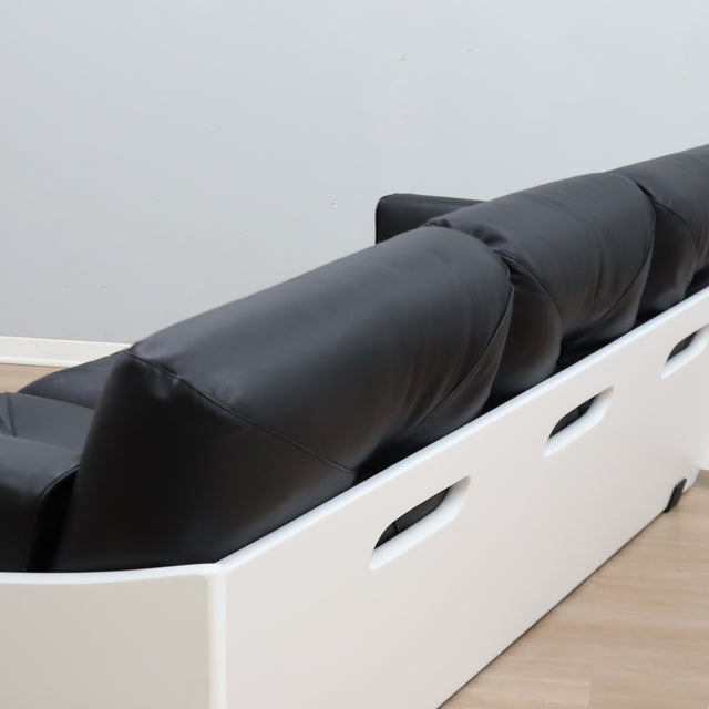 1965 Joe Colombo for Comfort "Golf Club 1002" black leather and white lacquered wood 3-seater sofa. Canapé 3 places "Golf Club 1002" en cuir noir et bois laqué blanc
