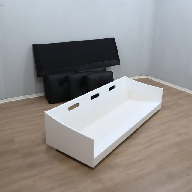 1965 Joe Colombo for Comfort "Golf Club 1002" black leather and white lacquered wood 3-seater sofa. Canapé 3 places "Golf Club 1002" en cuir noir et bois laqué blanc