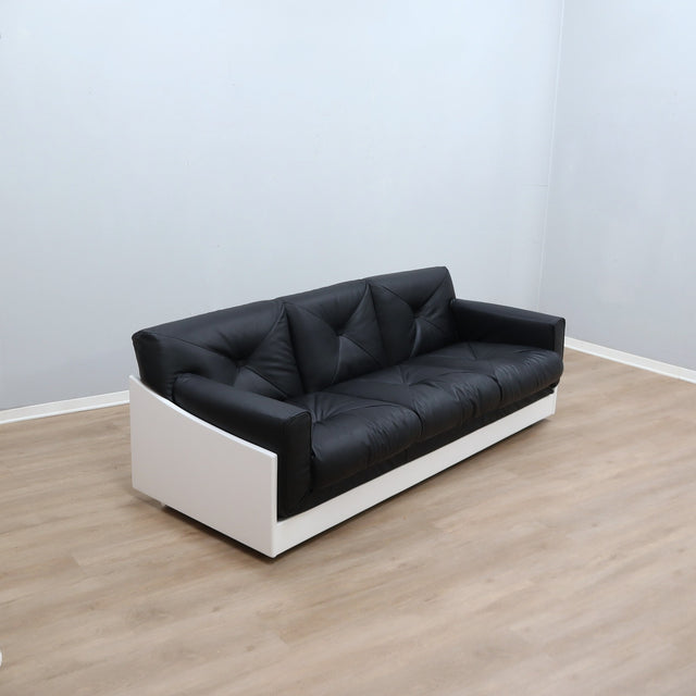 1965 Joe Colombo for Comfort "Golf Club 1002" black leather and white lacquered wood 3-seater sofa. Canapé 3 places "Golf Club 1002" en cuir noir et bois laqué blanc