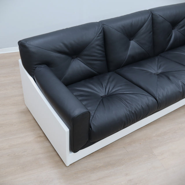 1965 Joe Colombo for Comfort "Golf Club 1002" black leather and white lacquered wood 3-seater sofa. Canapé 3 places "Golf Club 1002" en cuir noir et bois laqué blanc
