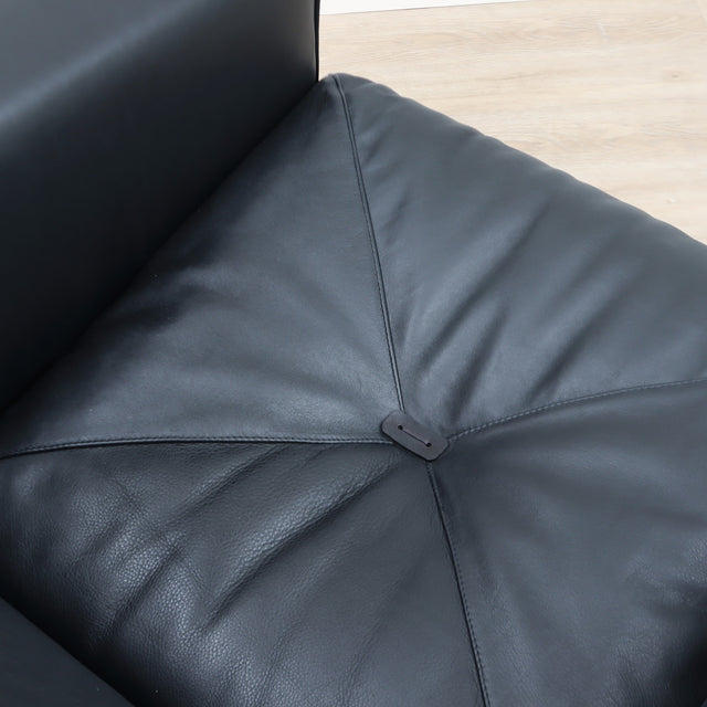 1965 Joe Colombo for Comfort "Golf Club 1002" black leather and white lacquered wood lounge armchair. Fauteuil en cuir noir et bois laqué blanc vintage