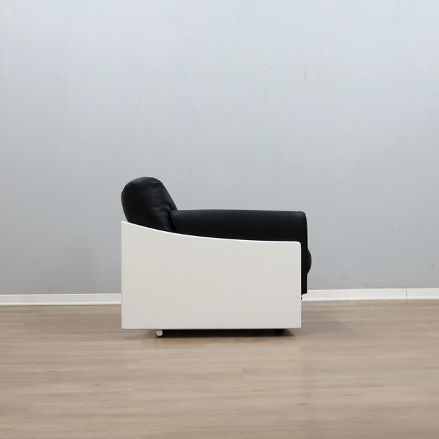 1965 Joe Colombo for Comfort "Golf Club 1002" black leather and white lacquered wood lounge armchair. Fauteuil en cuir noir et bois laqué blanc vintage