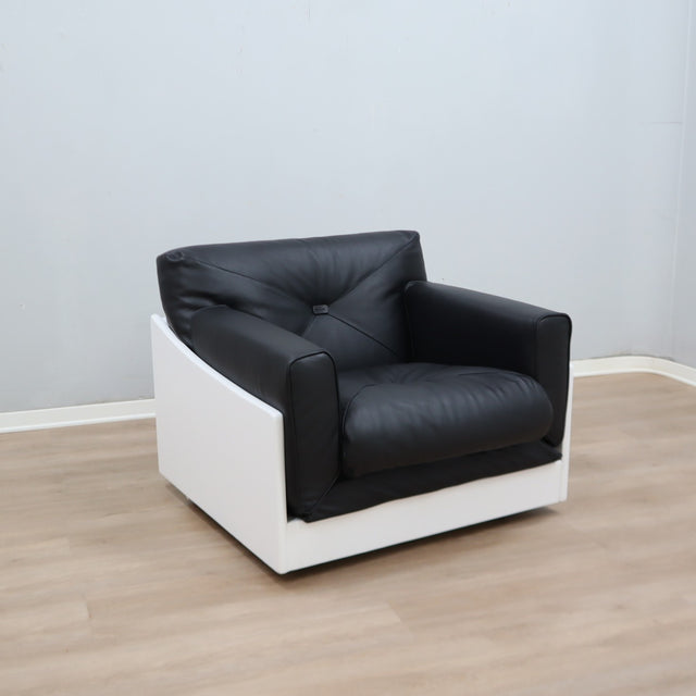 1965 Joe Colombo for Comfort "Golf Club 1002" black leather and white lacquered wood lounge armchair. Fauteuil en cuir noir et bois laqué blanc vintage
