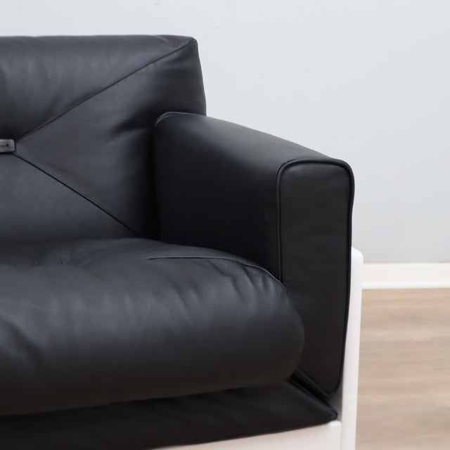 1965 Joe Colombo for Comfort "Golf Club 1002" black leather and white lacquered wood lounge armchair. Fauteuil en cuir noir et bois laqué blanc vintage