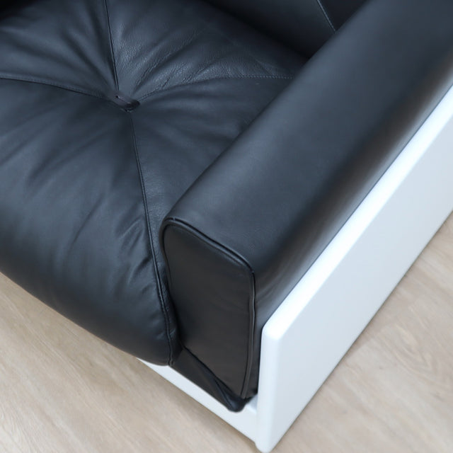 1965 Joe Colombo for Comfort "Golf Club 1002" black leather and white lacquered wood lounge armchair. Fauteuil en cuir noir et bois laqué blanc vintage