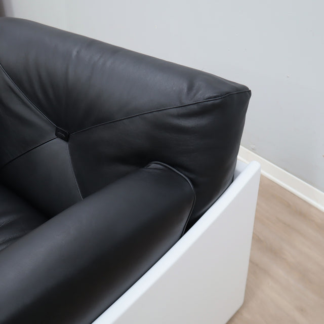 1965 Joe Colombo for Comfort "Golf Club 1002" black leather and white lacquered wood lounge armchair. Fauteuil en cuir noir et bois laqué blanc vintage