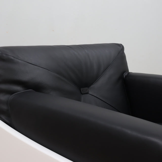1965 Joe Colombo for Comfort "Golf Club 1002" black leather and white lacquered wood lounge armchair. Fauteuil en cuir noir et bois laqué blanc vintage