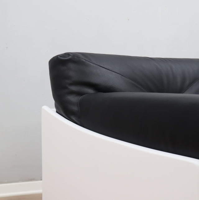 1965 Joe Colombo for Comfort "Golf Club 1002" black leather and white lacquered wood lounge armchair. Fauteuil en cuir noir et bois laqué blanc vintage