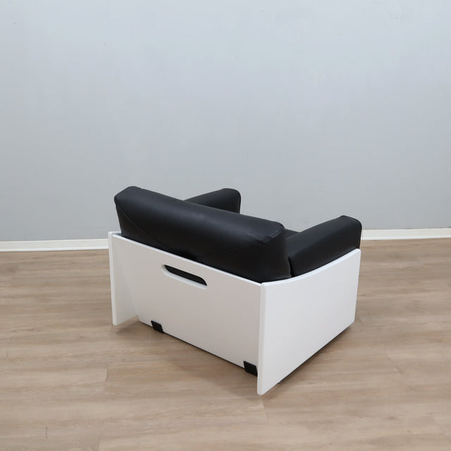 1965 Joe Colombo for Comfort "Golf Club 1002" black leather and white lacquered wood lounge armchair. Fauteuil en cuir noir et bois laqué blanc vintage