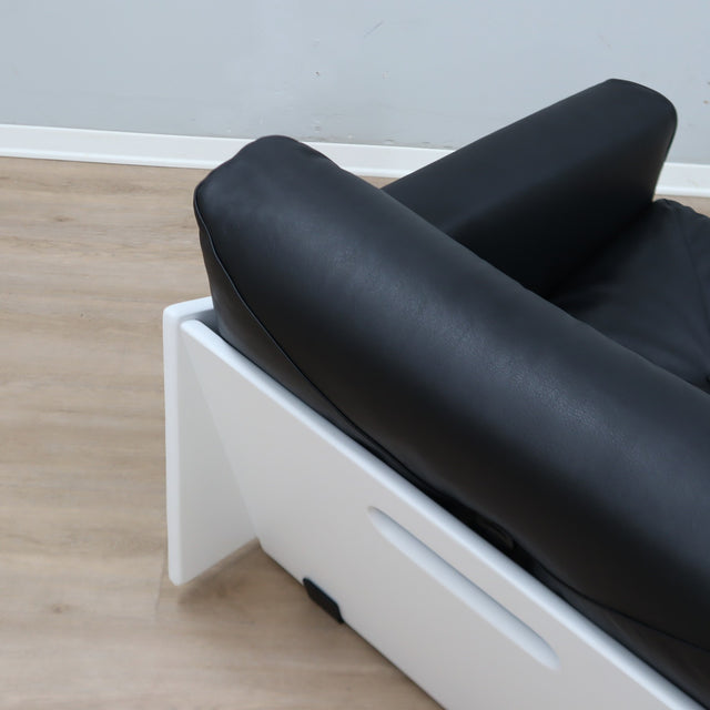1965 Joe Colombo for Comfort "Golf Club 1002" black leather and white lacquered wood lounge armchair. Fauteuil en cuir noir et bois laqué blanc vintage