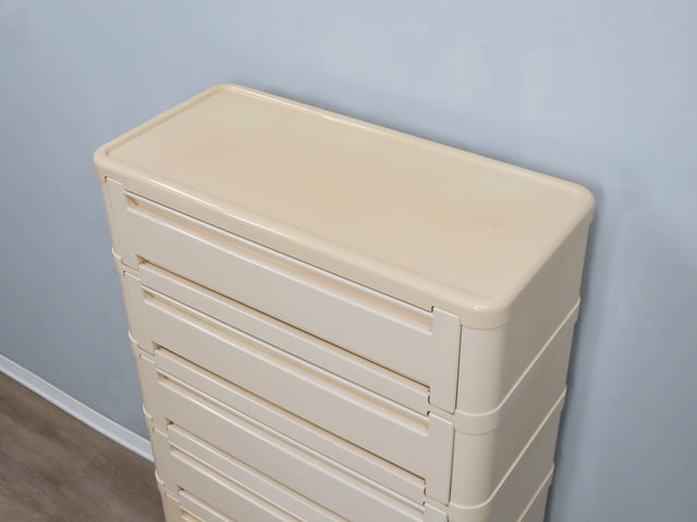Vintage Kartell 4963 Settimino by Olaf Von Bohr: 7-drawer modular tallboy, cream plastic, 1970s Space Age design. Cassettiera modulare italiana beige.
