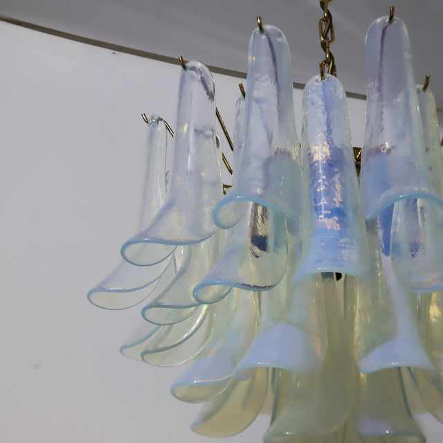 1980s La Murrina chandelier featuring light blue iridescent hand-blown Murano glass petals Lustre avec pétale en verre de Murano
