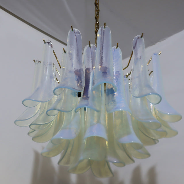 1980s La Murrina chandelier featuring light blue iridescent hand-blown Murano glass petals Lustre avec pétale en verre de Murano