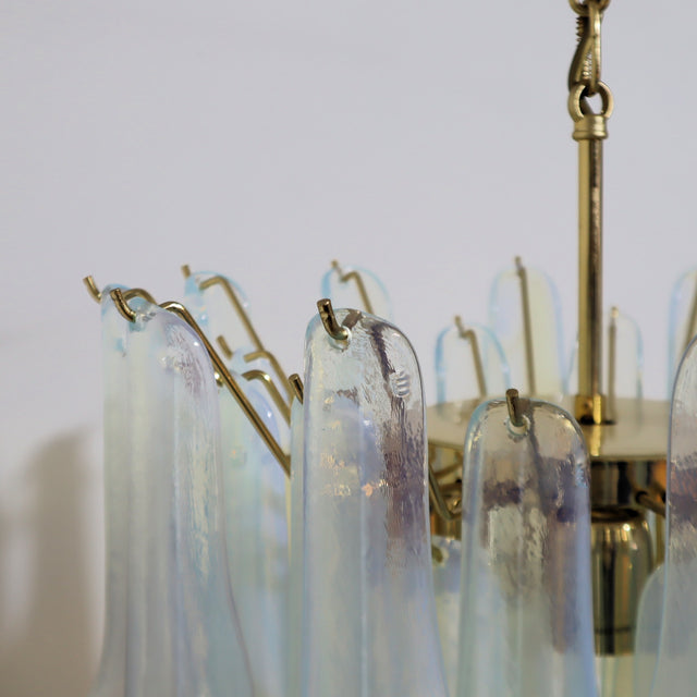 1980s La Murrina chandelier featuring light blue iridescent hand-blown Murano glass petals Lustre avec pétale en verre de Murano